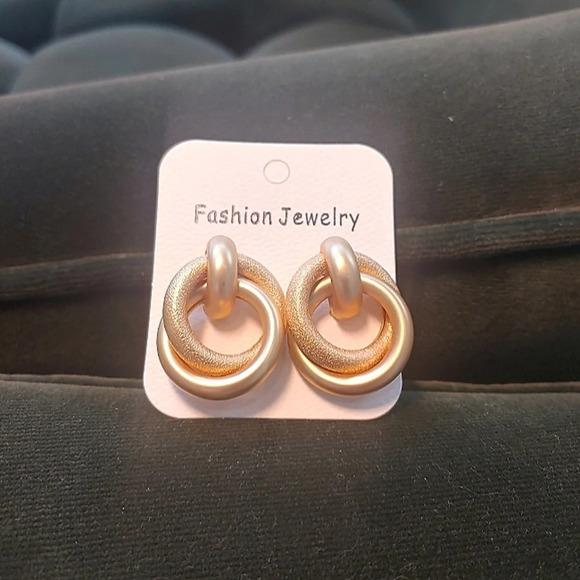 Chic Gold Twist earrings - Picture 4 of 5